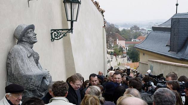 VZPOMÍNKA NA HAŠLERA. Sochu prvorepublikového skladatele, jehož písničky už stačily zlidovět, odhalili na Starých zámeckých schodech za účasti první dámy Livie Klausové a starosty Prahy 1 Petra Hejmy.