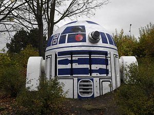 Robot R2-D2 z Hvězdných válek, kterého kdosi vytvořil z výduchu podzemního krytu na Folimance