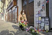 Senátorka Miroslava Němcová (ODS) pokládá věnec 25. února 2021 u pietního místa na památku Jana Zajíce na Václavském náměstí v Praze.