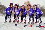 Prague Ice Ladies je klub hokejistek, které hrají na rybníku. Zleva jsou na fotografii Marina Hužvárová, Jana Vacková, Magdaléna Charvátová, Magdaléna Genčevová, Eva Adamová.