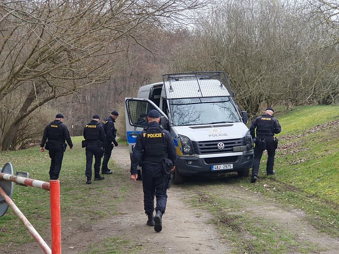 Policisté prohledávají okolí Kunratického lesa, 5. března 2024..