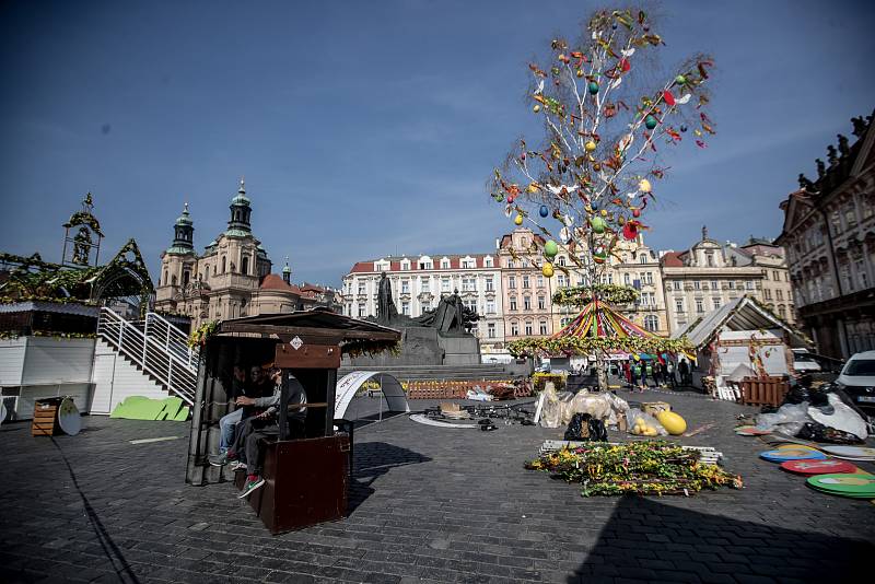 Přípravy Velikonočních trhů na pražském Staroměstském náměstí v roce 2019