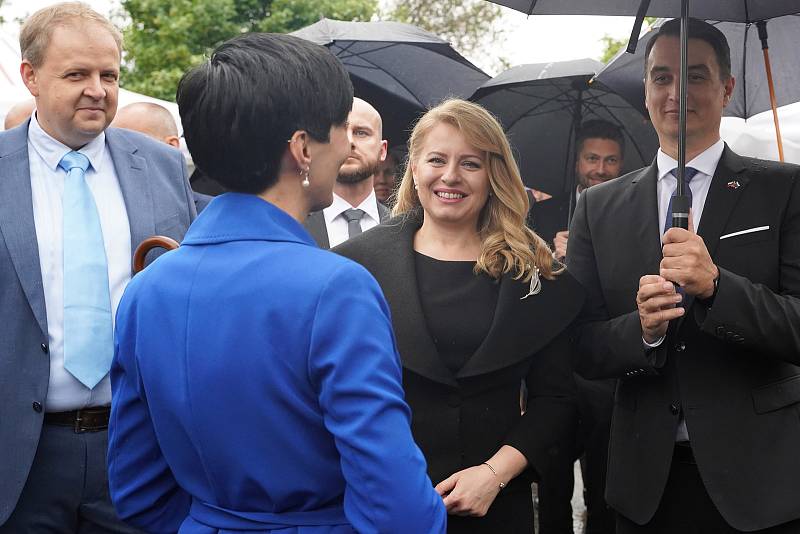 Slovenská prezidentka Zuzana Čaputová, předsedkyně Poslanecké sněmovny Markéta Pekarová Adamová (TOP 09) a ministr vnitra Vít Rakušan (STAN) uctili památku hrdinů operace Anthropoid, kteří se podíleli na atentátu na Reinharda Heydricha.