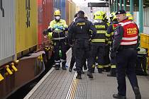 Železniční stanice Praha-Podbaba, nákladní vlak usmrtil muže.