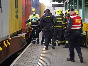 Železniční stanice Praha-Podbaba, nákladní vlak usmrtil muže.