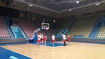Trénink basketbalistek ZVVZ USK Praha. 