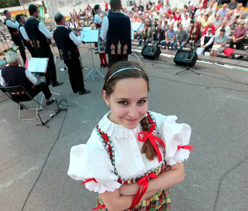 Hraj kapelo, hraj. Svátek dechovky na Křížíkově fontáně pražského Výstaviště 29.června. Na snímku zpěvačka dechovky Horalka Barbora Balounová.