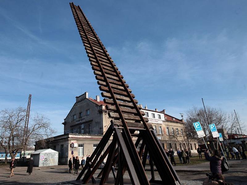 Památník Brána nenávratna - nádraží Bubny. 