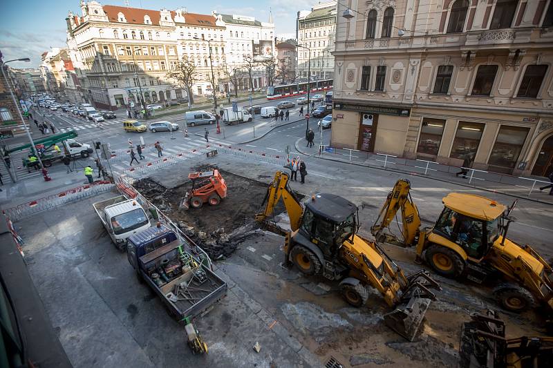 Kvůli noční havárii vodovodního potrubí je od pondělního zcela uzavřena Sokolská ulice v centru Prahy u křižovatky s Ječnou.