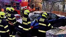 Pražští hasiči museli pomocí hydraulické ruky vyprostit automobil, který uvízl na schodech pro pěší.