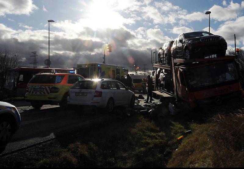 V Kunraticích došlo k dopravní nehodě autobusu MHD a nákladního auta