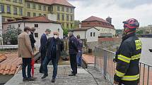Hasiči ve spolupráci s  TSK  a Povodím Vltavy uzavřeli vrata Čertovky. Na místě byli potápěči pražských hasičů, kteří při uzavírání asistují.