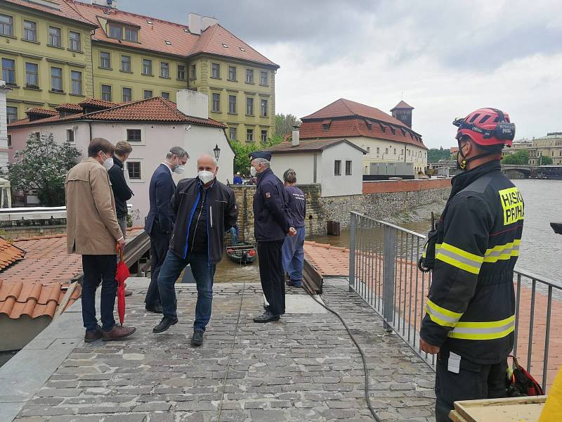 Hasiči ve spolupráci s  TSK  a Povodím Vltavy uzavřeli vrata Čertovky. Na místě byli potápěči pražských hasičů, kteří při uzavírání asistují.