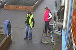 Detektivové zveřejnili záběry z bezpečnostních kamer na jedné z pošt ve Zlíně, které zachycují dvě ženy. Právě ony prý balíček přinesly a podávaly k odeslání.