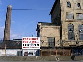ZATÍM STOJÍ. Jednou z nejohroženějších pražských industriálních staveb je chátrající zlíchovský lihovar (Továrna na líh a potaš Fischl a Rosenbaum). 