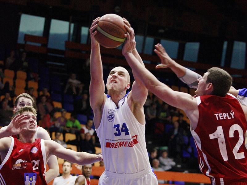 Basketbalisté USK Praha porazili hráče ze Svitav 88:72.