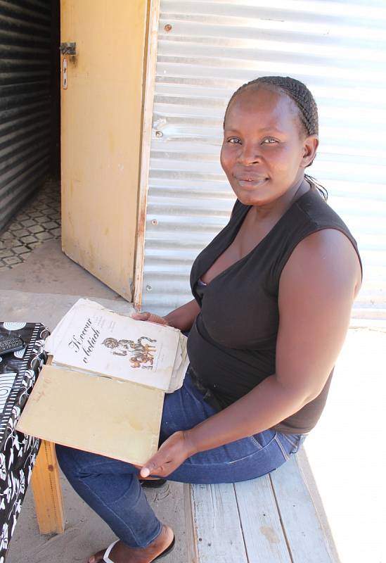 Namibijská Češka žijící na severu Namibie se svou českou pohádkovou knihou Kocour v botách.