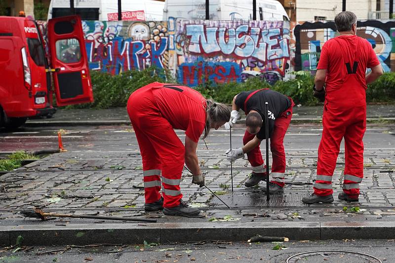 Nusle, Otakarova ulice, pád stromu na trolejové vedení tramvají.