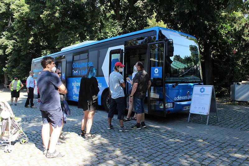 Z návštěvy primátora Hřiba na stanovišti Očkovacího autobusu v pražské zoo.