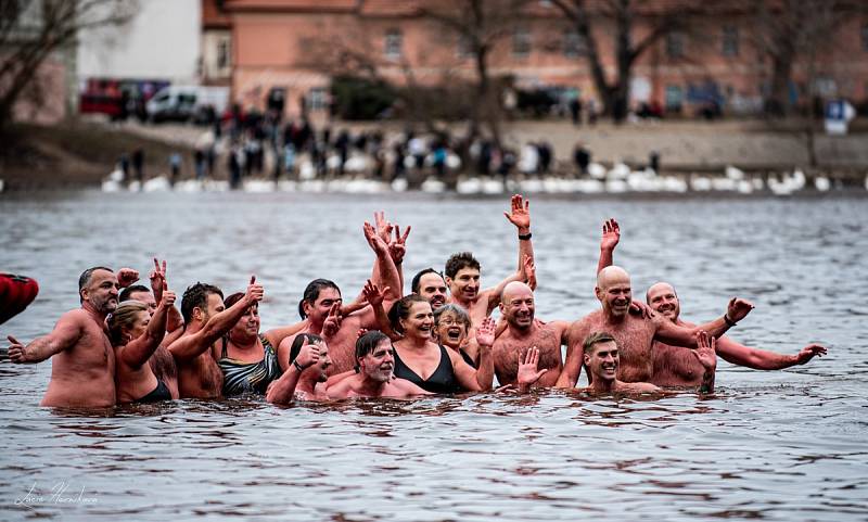 Letošní tříkrálovská otužilecká akce musela být pro velký průtok Vltavy kvůli bezpečnosti zrušena.