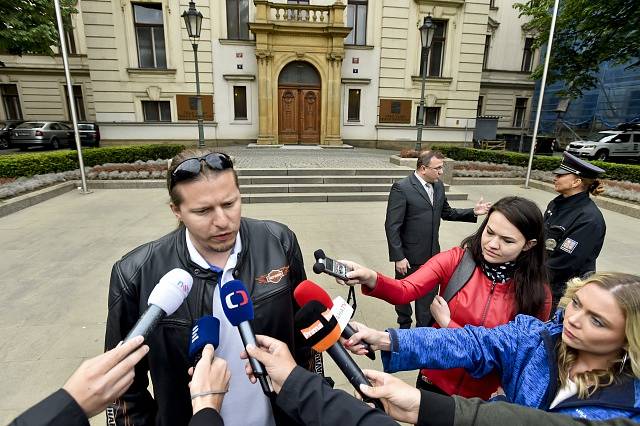 Mluvčí Sdružení českých taxikářů Lukáš Pelikán po jednání na úřadu vlády odpovídá novinářům.
