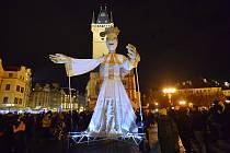 Sedmimetrová loutka anděla v doprovodu artistů prošla 29. 11. 2020 centrem Prahy a zahájila festival pouličního divadla Za dveřmi.