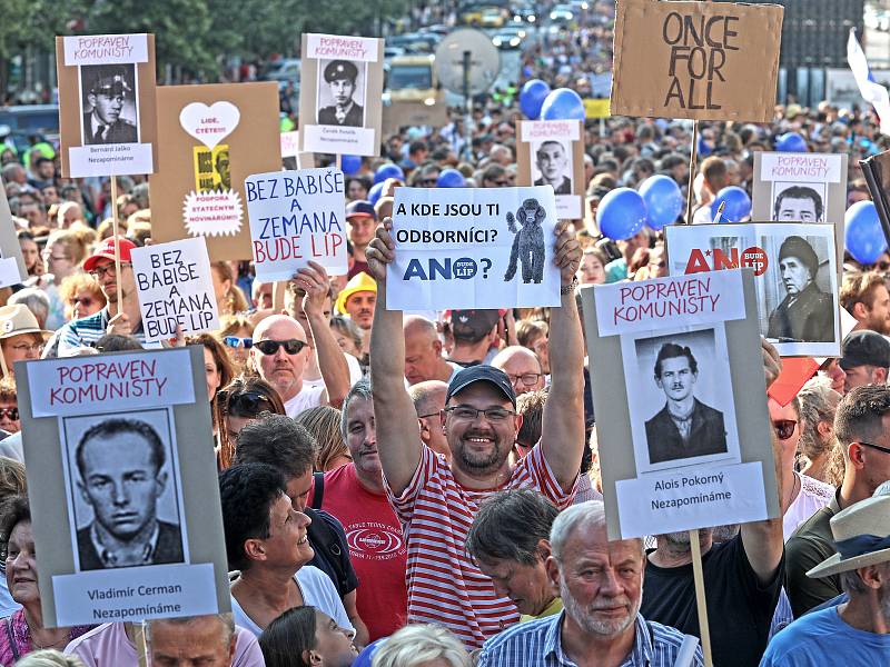 Demonstrace proti Babišovi a komunistům s názvem Jednou provždy na Václavském náměstí.