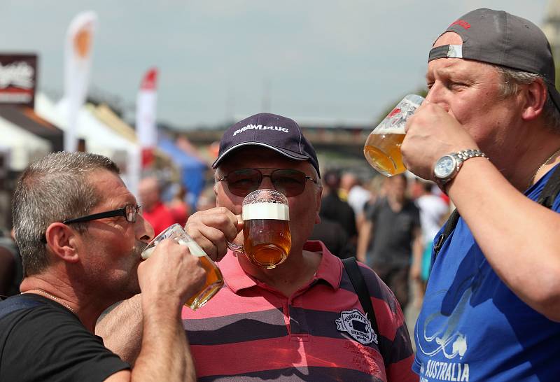 Pivo na Náplavce. Pivní festival malých a středních pivovarů.