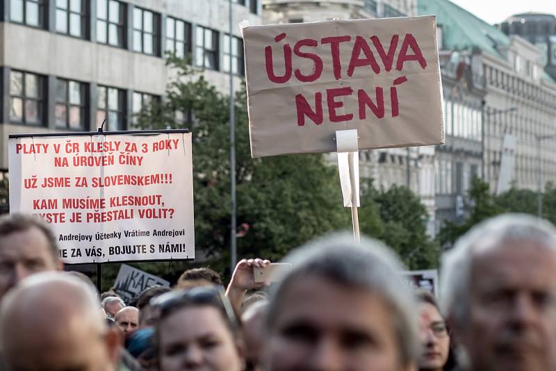 Na dvacet tisíc lidí se sešlo 10. května na pražském Václavském náměstí, aby protestovali proti Andreji Babišovi a Miloši Zemanovi.