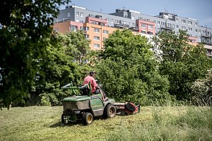 Městská část Praha 8 se dlouhodobě potýká s neposekanou trávou na jejích území. Konkrétně na sídlišti Troja, nad botanickou zahradou, se začalo 23. května sekat, ale na většině ploch zůstávala vysoká tráva.
