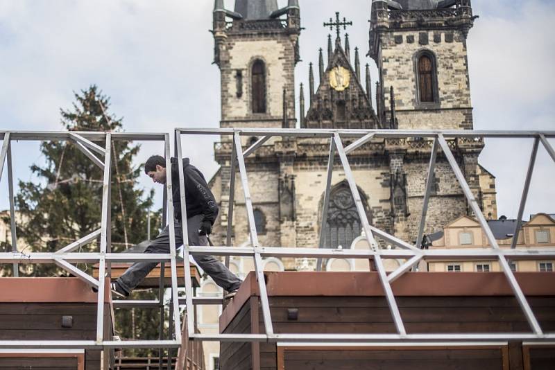 Na Staroměstském náměstí v Praze se v úterý 24. listopadu 2015 začalo se zdobením vánočního stromu a zároveň s přípravami vánočních trhů.