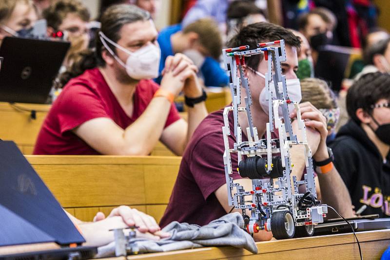 Třináctý ročník Robosoutěže pořádané ČVUT pro studenty středních a vysokých škol má za sebou finále.