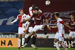 Utkání 10. kola první fotbalové ligy: Sparta Praha - Slavia Praha, 6. prosince 2020 v Praze. Zleva Abdallah Sima ze Slavie a Ondřej Čelůstka ze Sparty.