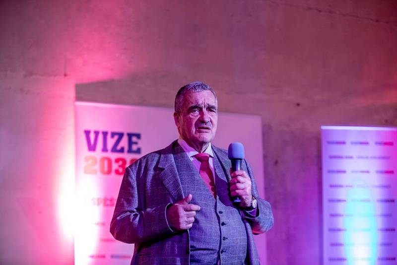 Roadshow TOP 09, která po všech krajích představuje lidem dokument Vize 2030, pokračovala 6. března v Praze. Karel Schwarzenberg.