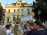 Demonstrace proti prodeji sídliště v Písnici.