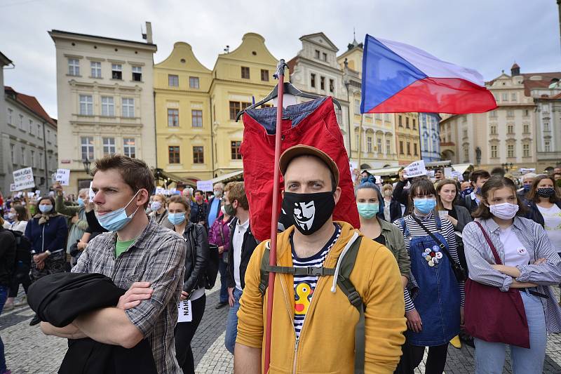 Na Staroměstském náměstí v Praze se 9. června 2020 sešli lidé na demonstraci proti vládě a Andreji Babišovi.