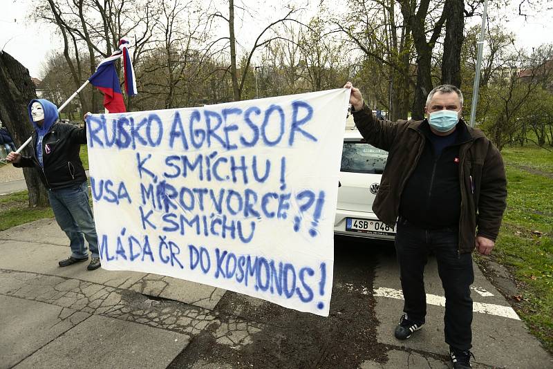 Demonstrace před ambasádou Ruské federace v neděli 18. dubna 2021.
