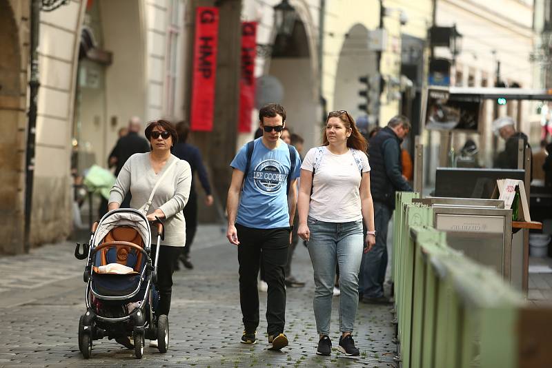 Centrum Prahy v neděli 11. dubna 2021. Lidé často neměli zakryté dýchací cesty respirátorem či alespoň chirurgickou rouškou.