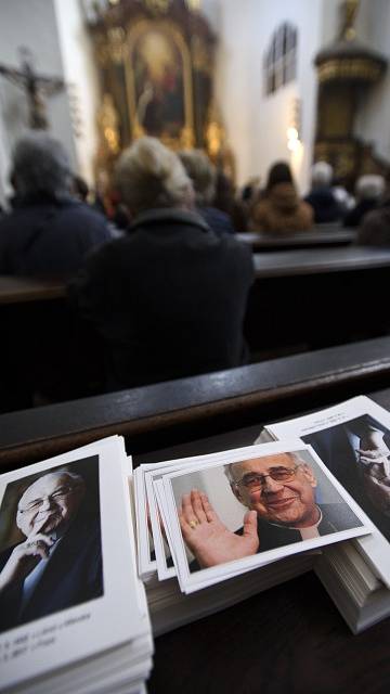 Lidé se loučí se zesnulým kardinálem Miloslavem Vlkem, jehož tělo bylo vystaveno v pražském kostele svatého Benedikta