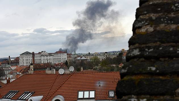 Kouř z požáru stájí Císařském ostrově nad Prahou.