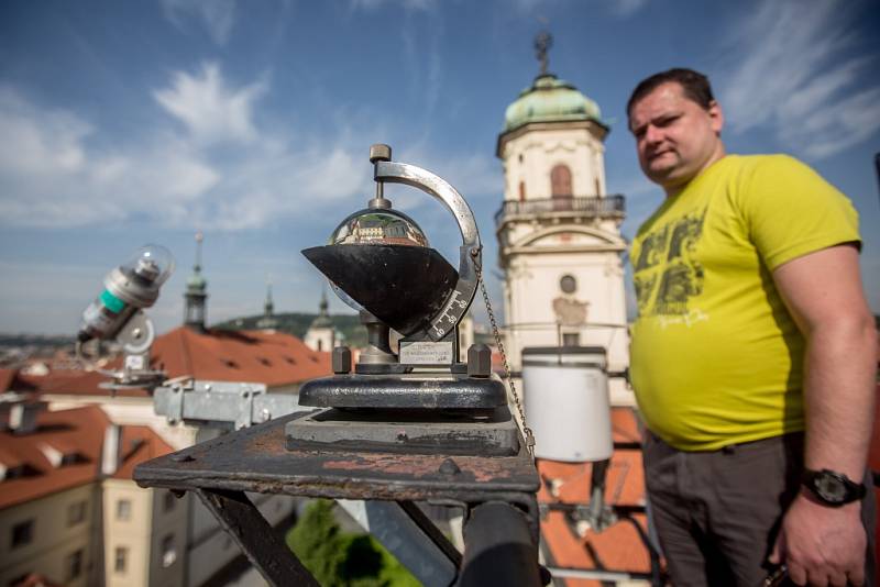 Meteorolog Jakub Přibyl z Českého hydrometeorologického ústavu při své práci při měření v pražském Klementinu.