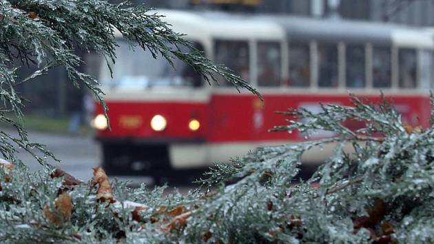 Třetí den se Praha ve středu 3. prosince 2014 potýkala s následky ledovky, kterou způsobil mrznoucí déšť.