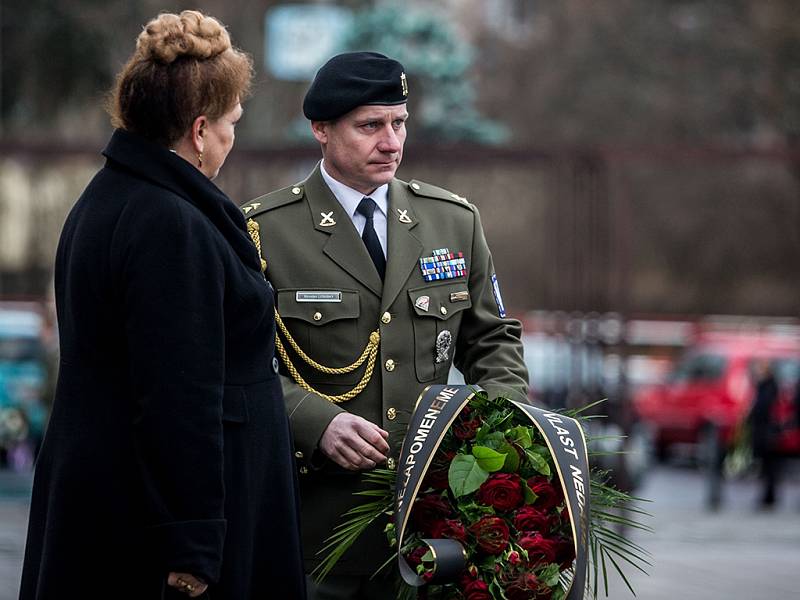 Poslední rozloučení s válečným veteránem Alexandrem Beerem, který zemřel 31. prosince 2015 ve věku 98 let, se uskutečnilo 13. ledna 2016 v Praze. Na snímku Miroslav Lidinský.