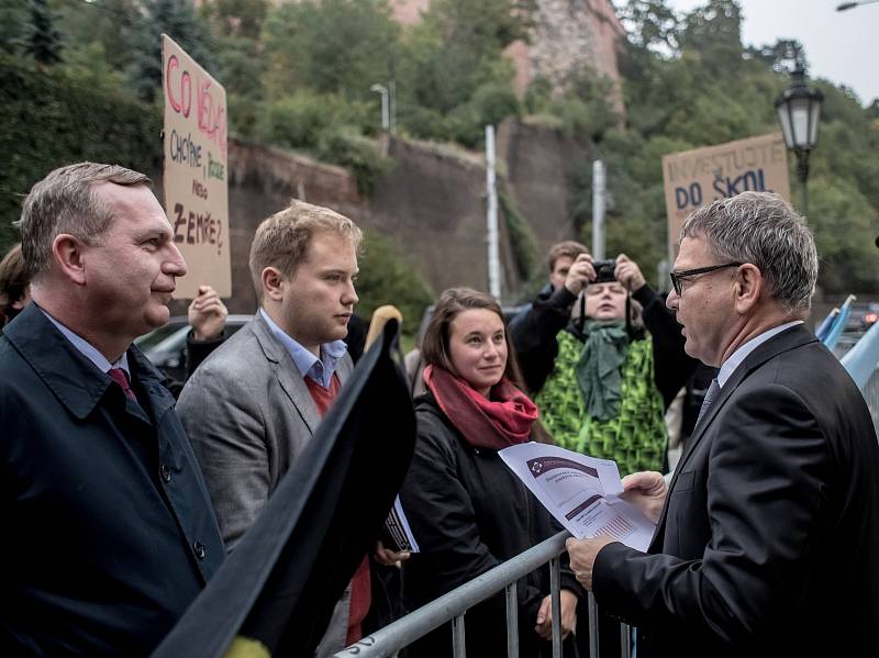 Na dvě desítky protestující se sešly 25. září před Úřadem vlády aby vyzvaly Vládu k navýšení výdajů pro vysoké školy. Rektor Tomáš Zima a Lubomír Zaorálek.