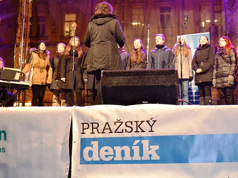 Česko zpívá koledy na Staroměstském náměstí v Praze.