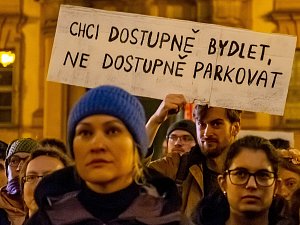 Protestní shromáždění proti zvažovanému zdražení ročního kuponu na pražskou MHD.