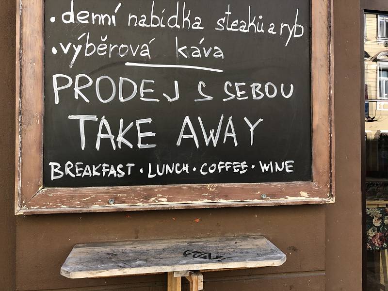 Smíchovská restaurace Gourmet Pauza fungovala během prvního víkendu po nařízení uzavřít pohostinská zařízení alespoň v režimu "přes ulici".