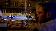 Převoz historického letadla Bu 131 Jungmann se šířkou 7,40m z Kbel do Dejvické ulice v Praze, kde bude exponátem u příležitosti 64. výročí osvobození, proběhl v noci na 8. května.