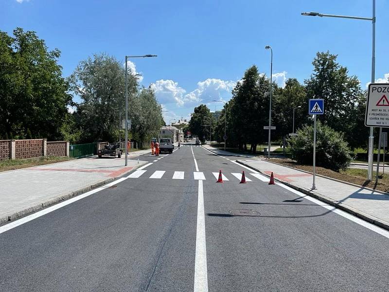 Opravená silnice ve Středočeském kraji.