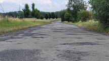 silnice před opravou ve Středočeském kraji.